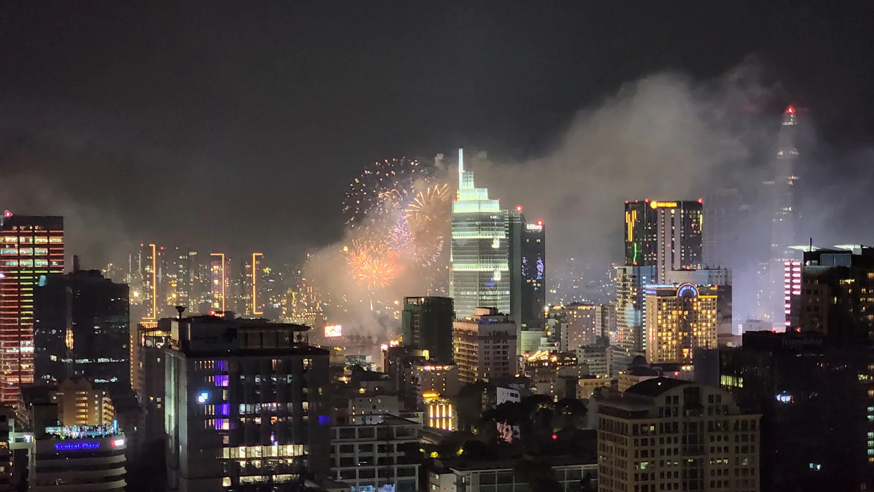 Pháo hoa trên bầu trời Thành phố Hồ Chí Minh về đêm